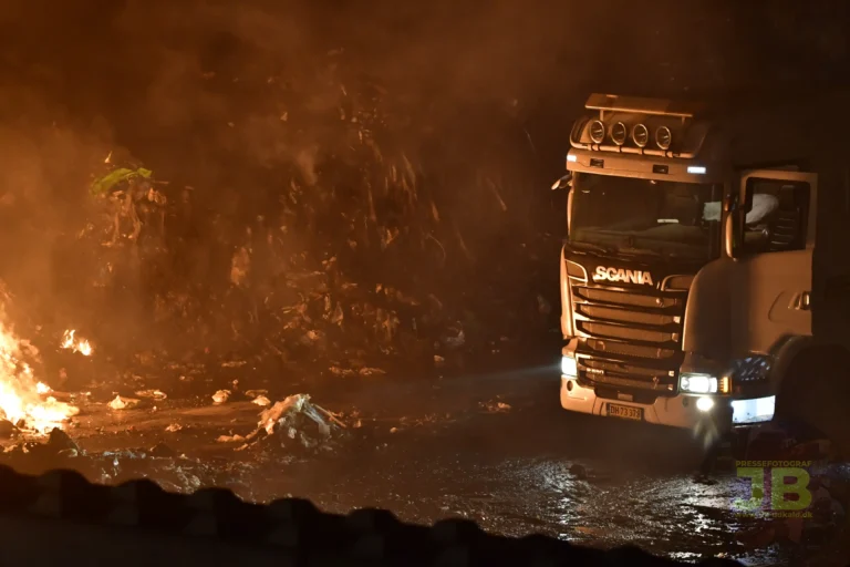 15-21.08.25-brand-stort-skraldeoplag-Hadstenvej-Randers-24