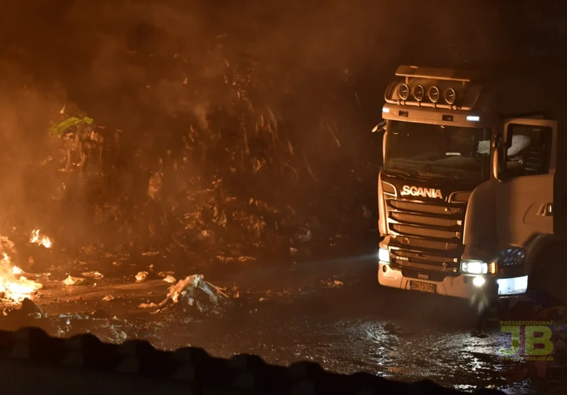 15-21.08.25-brand-stort-skraldeoplag-Hadstenvej-Randers-24