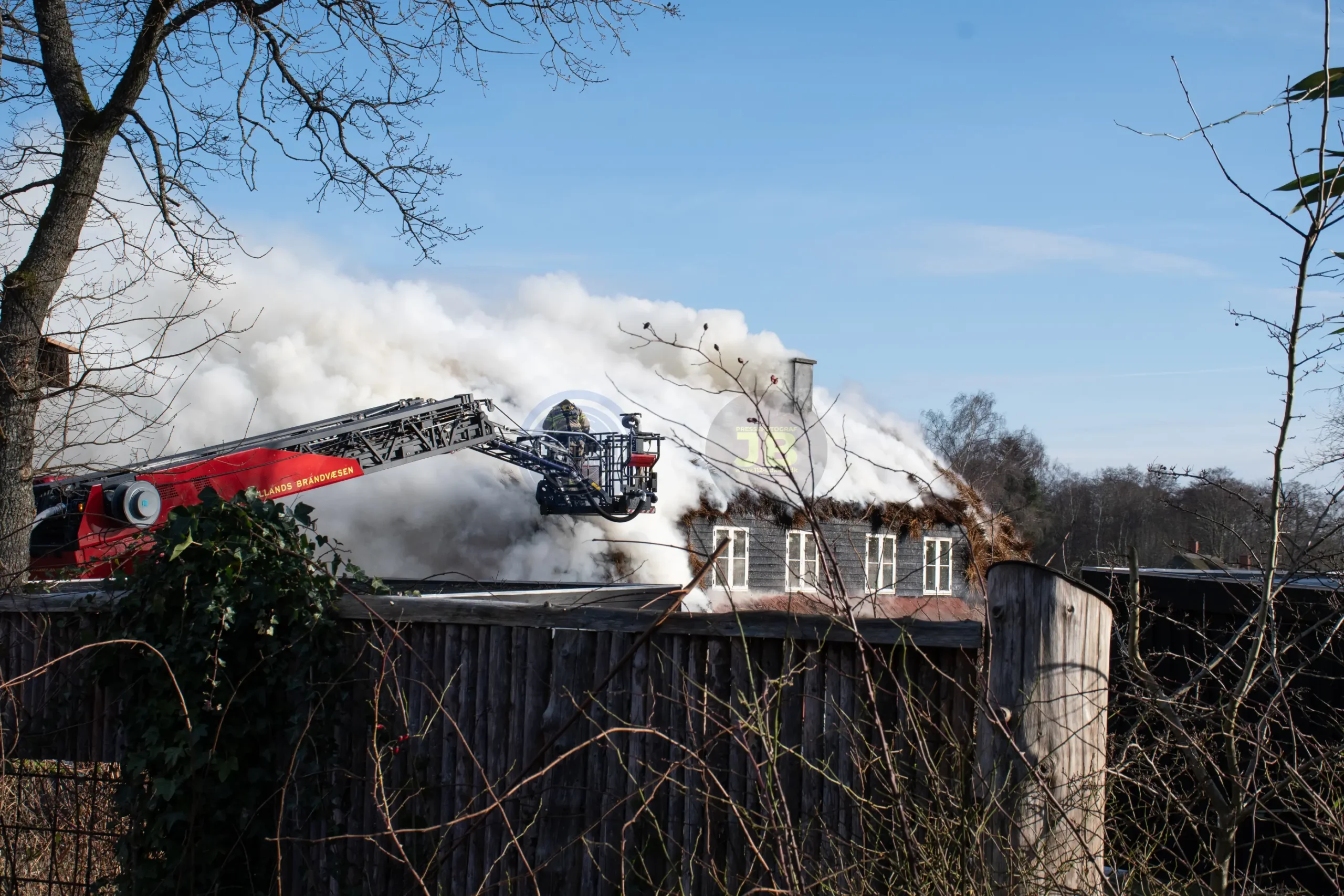Bygningsbrand – Stråtækt. Lyngvej, 8680 Ry