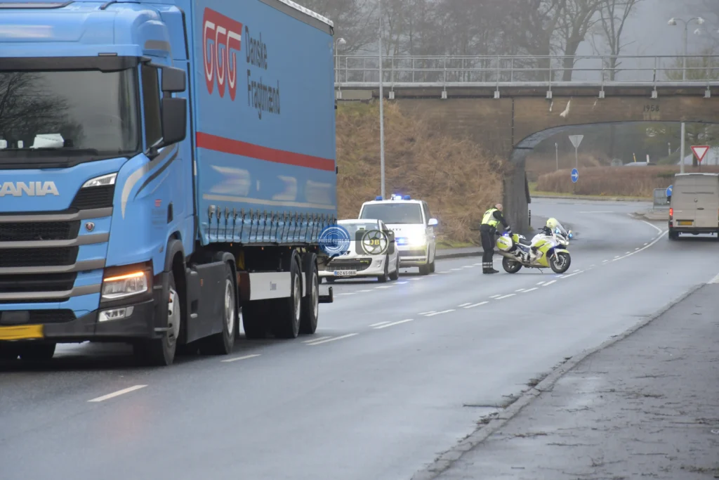 En motorcykel betjent omdirigerer trafikken.