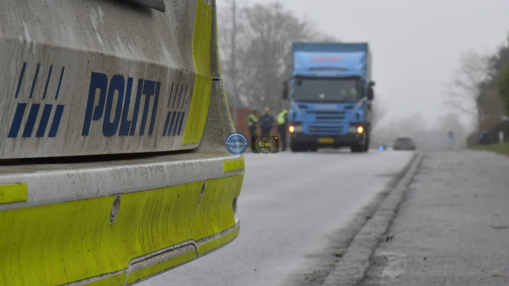 Lastbilen bliver gennemgået af en bilinspektør.
