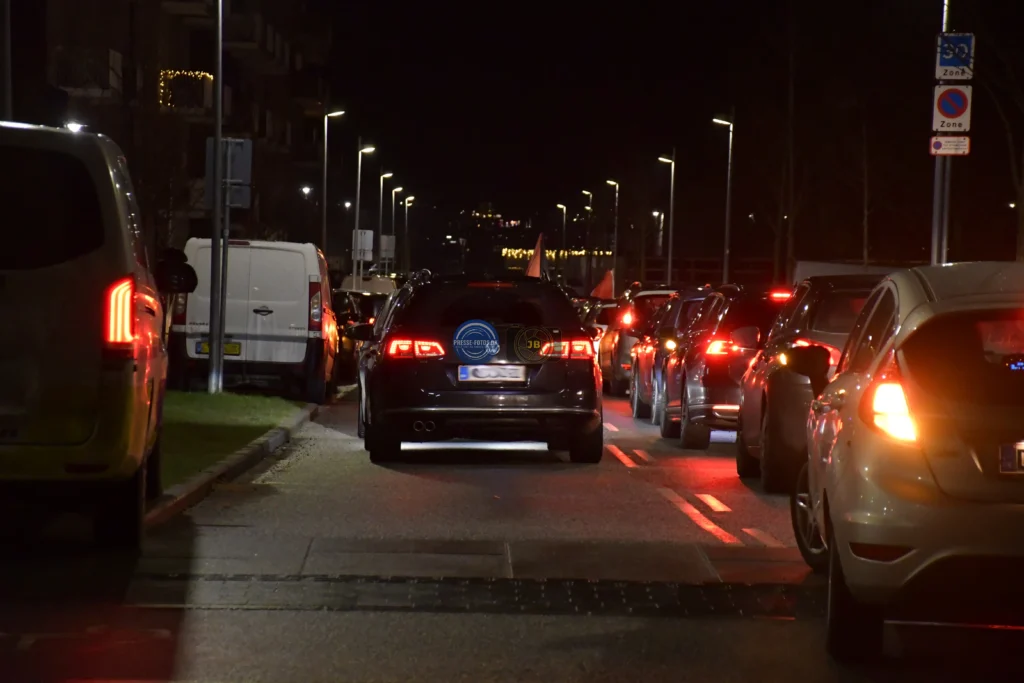 En del biler var samlet på stedet, der blev dyttet og viftet med flag ud af vinduerne.
