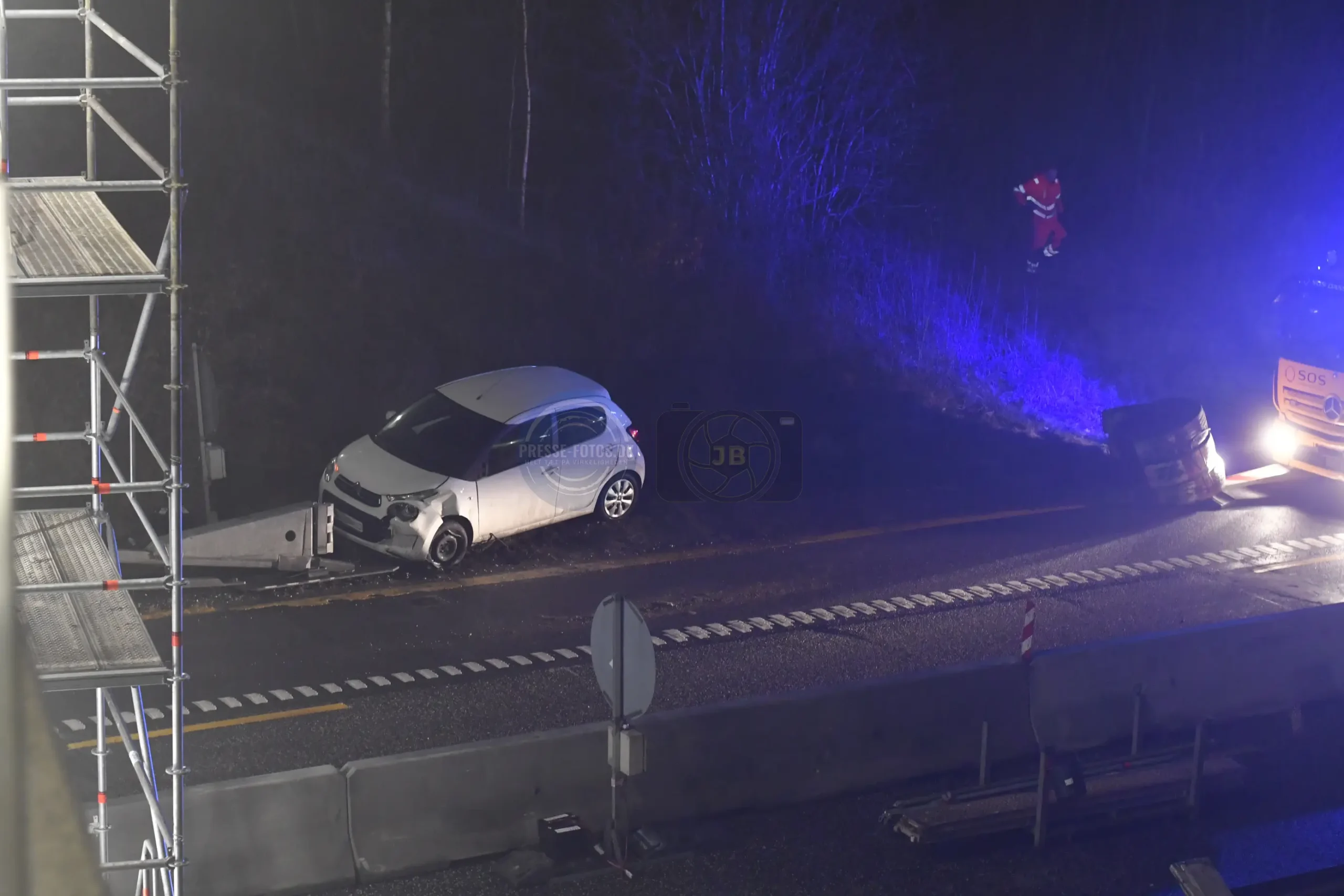 Den uheldige bilist ramte autoværnet ved vejarbejdet på E45 ved Sønder Borup.