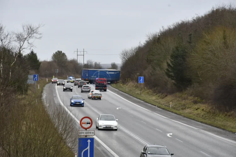 Lastbilen holder så sporet mod Århus på Rute 26 mellem Rindsholm S og Rødkærsbro er spæret. Politiet forsøger at guide trafikken uden om
