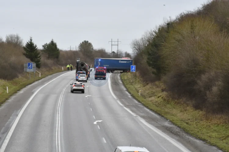 Lastbilen holder så sporet mod Århus på Rute 26 mellem Rindsholm S og Rødkærsbro er spæret. Politiet forsøger at guide trafikken uden om