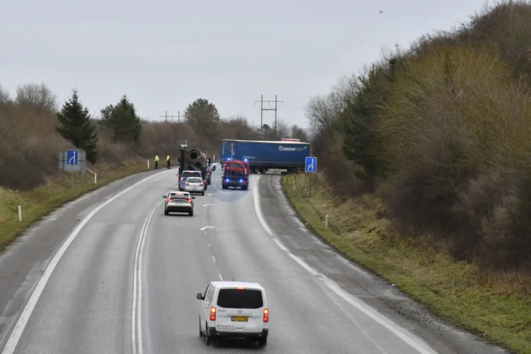 Lastbilen holder så sporet mod Århus på Rute 26 mellem Rindsholm S og Rødkærsbro er spæret. Politiet forsøger at guide trafikken uden om