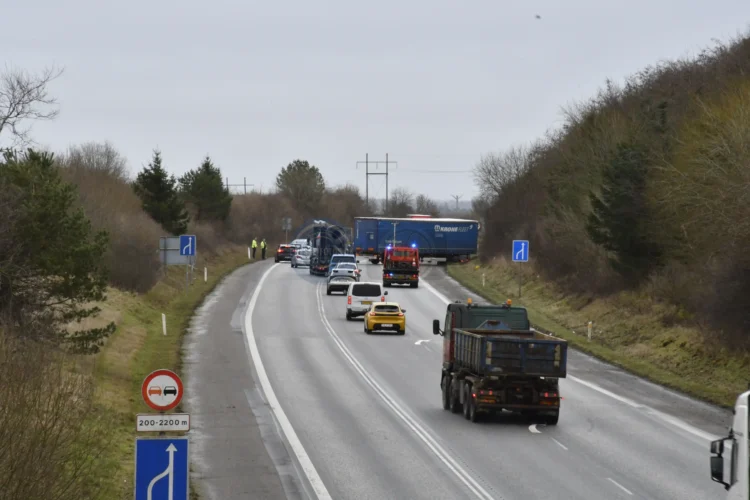 Lastbilen holder så sporet mod Århus på Rute 26 mellem Rindsholm S og Rødkærsbro er spæret. Politiet forsøger at guide trafikken uden om