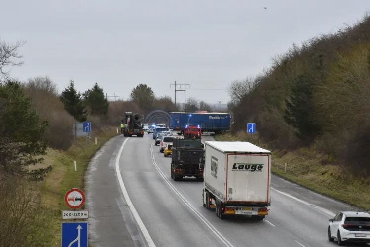 Lastbilen holder så sporet mod Århus på Rute 26 mellem Rindsholm S og Rødkærsbro er spæret. Politiet forsøger at guide trafikken uden om