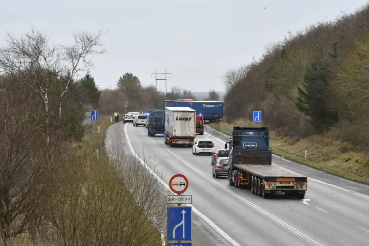 Lastbilen holder så sporet mod Århus på Rute 26 mellem Rindsholm S og Rødkærsbro er spæret. Politiet forsøger at guide trafikken uden om