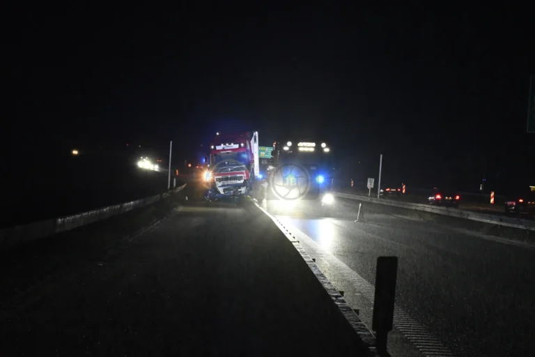 Lastbil hænger på autoværn ved vejarbejde på E45 i sydgående retning ved Aarhus N tilkørslen. Artiklen kan findes på Presse-fotos.dk